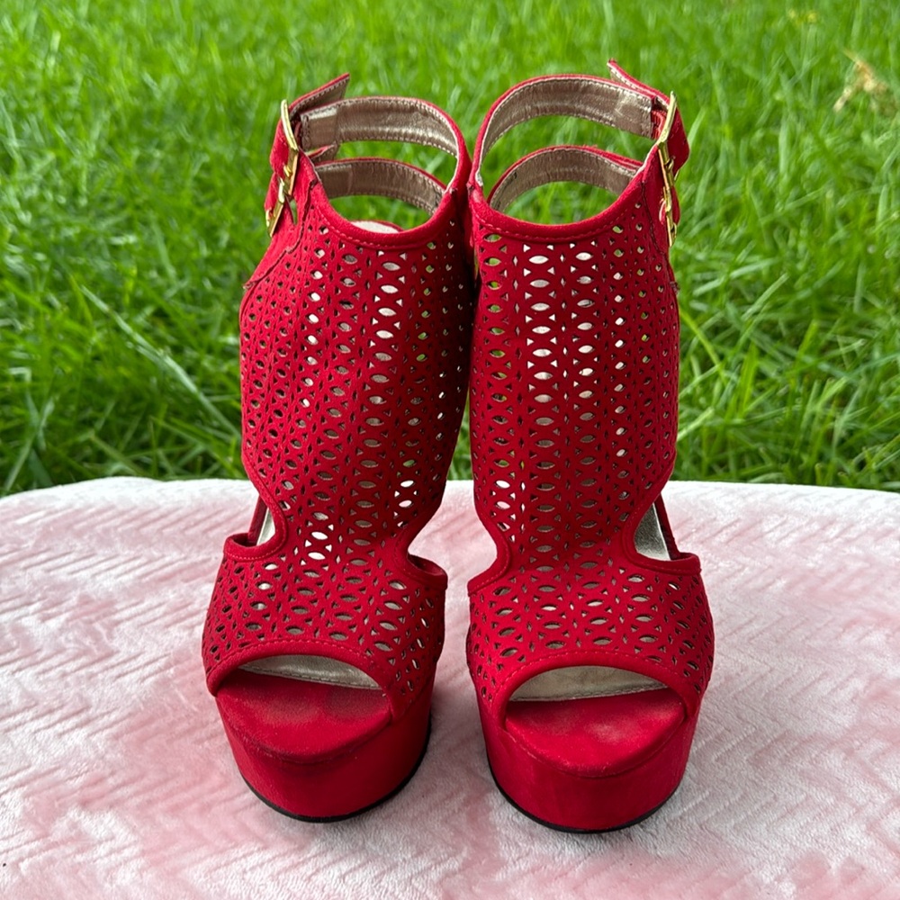 Shi Irreplaceable Red heels, size 8M